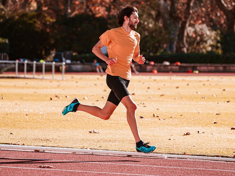 Treine pesado – musculação, corrida, luta, qualquer coisa que gaste energia.
